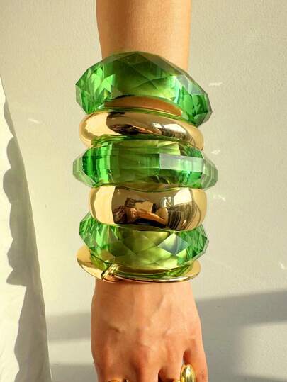 Neuer Mode Gold & Grün asymmetrischer geometrischer Resin Metall Armband, übertrieben retro klobiger Schmuck, geschichtetes Sommer Accessoire für Frauen