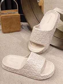 A Pair Of Lightweight Embossed Slippers, Girl's Summer Bath Slippers, Fashionable Flat-Bottomed Beach Slippers For Going Out, And Thick-Soled Non-Slip Slippers For Couples Indoors And At Home.
