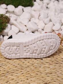 1 双儿童休闲舒适简约透气轻便平底运动鞋，适合所有季节