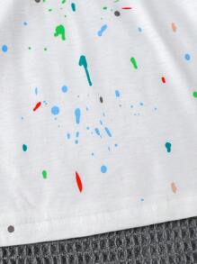 Set da 2 pezzi per ragazzi giovani, composto da t-shirt con stampa artistica a doodle e lettering casual, e pantaloncini di jeans, per uso quotidiano estivo, all'aperto, feste e vacanze, abbigliamento estivo per ragazzi 4-7 anni, moda per ragazzi