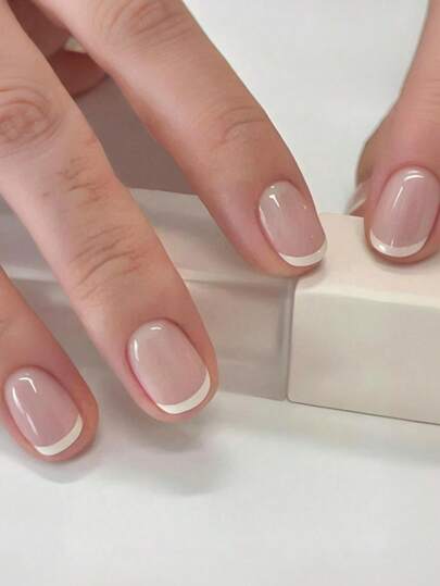 24 pièces Faux ongles carrés courts avec pointe blanche française, style minimaliste, brillants, recouvrement complet pour femmes et filles. Fournitures pour l'art des ongles d'été à porter au quotidien