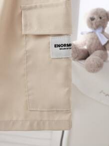 Set de 2 piezas de camisa tipo polo beige bordada con oso y pantalones cortos para niños
