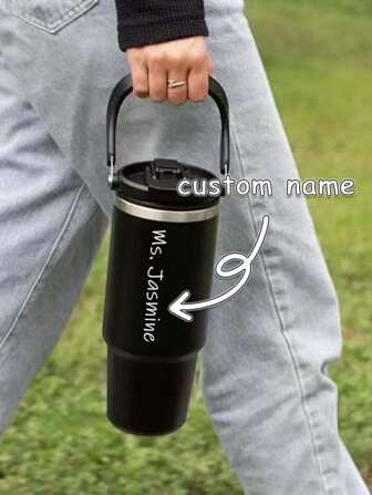 1 pièce Mug en acier inoxydable de 30 oz à grande capacité avec nom personnalisé. Bouteille d'eau de sport, cadeau personnalisé, tasse à boire portable pratique pour le transport dans la voiture, multifonctionnel, ornemental, réutilisable, raffiné, , de haute qualité, coloré, moderne, personnalisé, unique, cadeau idéal pour lui, cadeau idéal pour elle, petit ami, papa, petite amie, maman, famille, amis, salle de thé, maison, jardin, bureau, pour les anniversaires, la Saint-Valentin, la fête des mères, les anniversaires, la fête des pères, la remise des diplômes, les mariages, le pendaison de crémaillère, les essentiels de mariage