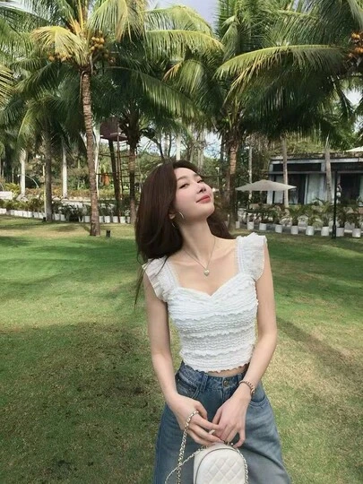 蕾丝设计甜美休闲百搭弹力短上衣，修身