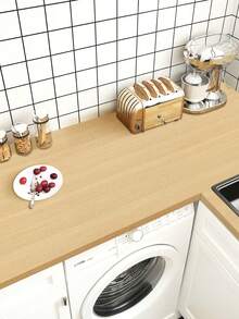 1卷木纹自粘壁纸，耐热耐油台面自粘壁纸，撕贴式壁纸，适用于墙壁、橱柜、桌子、椅子、房间、衣柜等。