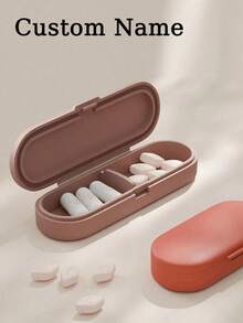 1 件定制便携式迷你药盒，可定制您的名字，男女均可重复使用的药盒，可放入口袋或钱包，便携式旅行盒，用于日常药物、维生素和补充剂，防尘钱包大小的药盒，家庭旅行必备配件