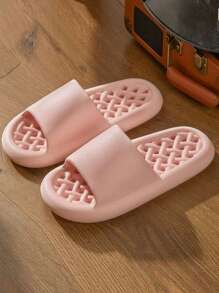 A Pair Of Lightweight Embossed Slippers, Girl's Summer Bath Slippers, Fashionable Flat-Bottomed Beach Slippers For Going Out, And Thick-Soled Non-Slip Slippers For Couples Indoors And At Home.