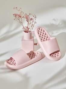 A Pair Of Lightweight Embossed Slippers, Girl's Summer Bath Slippers, Fashionable Flat-Bottomed Beach Slippers For Going Out, And Thick-Soled Non-Slip Slippers For Couples Indoors And At Home.