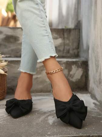 2025 Höst Dam Svarta Halvtäckta Muleskor, Spetsiga Tå Slip-On Loafers Med Rosettdekor, Eleganta & Mångsidiga Slitage, Metallisk Klackdesign, Platta Stängda Sandaler För Vår/Sommar