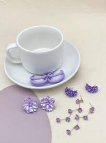 Set de 4 pendientes morados: Pendientes elegantes de flor morada de 5 pétalos 3D de acrílico hueco, pendientes de flor de resina de varias capas, aros de color caramelo, pendientes colgantes de lirio del valle morado - Adecuados para uso diario, viajes, fiestas de cumpleaños
