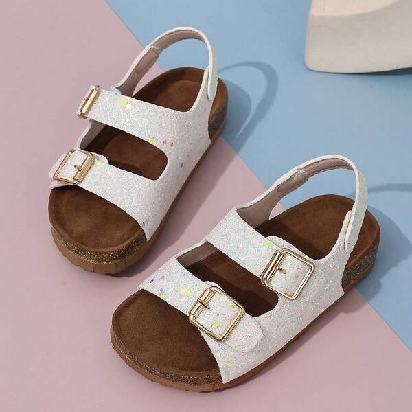صندل مسطح مريح للأطفال لفصل الصيف، بحزام معدني مع بريق، قاع بطبقتين غير متماثل، أحذية أرضية مريحة