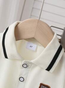 Set de 2 piezas de camisa tipo polo beige bordada con oso y pantalones cortos para niños