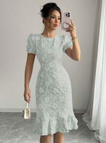 Abito da donna elegante in stile primavera estate 2025, con texture jacquard, colore tinta unita, collo rotondo, volant, maniche a palloncino, lunghezza media