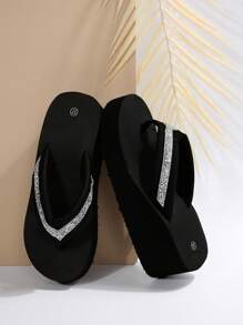 Sandales à semelle épaisse pour femmes, sandales d'été 2025 Nouvelles avec sangle croisée noire, glissante. Sandales plates de mode casual pour l'extérieur