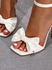 2025年夏季新款白色细跟高跟鞋女，搭配连衣裙，甜美单扣蝴蝶结优雅露趾高跟鞋