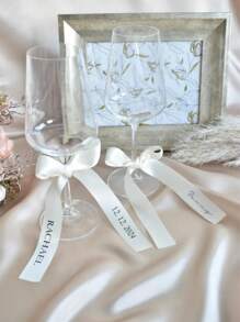 [Premium Individualisiert] Personalisierter Weinglas Schleife & Champagnerflöten Namensetiketten | Exklusive Satinschleife Platzkarten | Stilvolle Getränkedekoration Set | Geeignet für Partys/Geburtstage/Hochzeiten/Jahrestage/Valentinstag/Muttertag/Abschlussfeiern Geschenke | Geschenk für Freundin/Familie/Freunde/Kollegen "Personalisierte Schleifen, Hochzeitsschleifen, Platznamenaufkleber, Hochzeitsaufhänger-Schleifen, Individuelle Namensplatzkarten-Schleifen für Hochzeiten und Veranstaltungen, Bunt, Süß, Niedlich, Lustig, Kawaii, Y2K, Stilish, Unisex, Lässig, Individuell, Personalisiert, Einzigartig, Maßgeschneidert, Ideale Geschenke für ihn, Ideale Geschenke für sie, Sie, Freund, Freundin, Familie, Freunde, Schulmaterial, Schulanfang, für das Büro, für die Schule, für den Klassenraum, für Lehrergeschenke, für die Universität, für Kollegen, für Wohnheimzimmer, für Lehrer, für Jungen und Mädchen, für Teenager, Sekundarschüler, Gesamtschüler, Oberschüler, Studenten, Erstklässler, Sophom