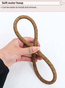 3 قطع دائرية فاخرة من نمط القصر البني، شكل خشبي مزيف، إطارات تطريز ريترو باستخدام تقنية الغرز المتقاطعة، أطواق تنجيد مزودة بخطاطيف للتعليق، متوفرة ب- 7 مقاسات، مصنوعة من مواد ABS و PVC عالية الجودة، يمكن استخدامها كتعليقات للهواتف والمفاتيح والحقائب وديكورات الملابس والمنزل والسيارة