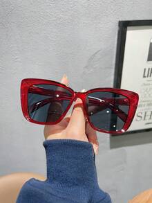 1副休闲女士猫眼大框红色时尚眼镜，适合日常通勤、夏季海滩装扮、夏季海滩度假街头摄影、户外活动和旅行。