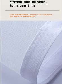 Jedna biała koronkowa zasłona z białym obszyciem, odpowiednia na każdą porę roku, aby trzymać komary z daleka. Idealna do salonów i sypialni, ta samoprzylepna, wielokrotnego użytku moskitiera ma elegancki i prosty design. Jest ściśle tkana, lekka i oddychająca, zapewniając dobrą wentylację. Zasłona jest zmywalna i ręcznie robiona, co czyni ją stylowym elementem wystroju domu.