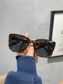 1副休闲女士猫眼大框红色时尚眼镜，适合日常通勤、夏季海滩装扮、夏季海滩度假街头摄影、户外活动和旅行。