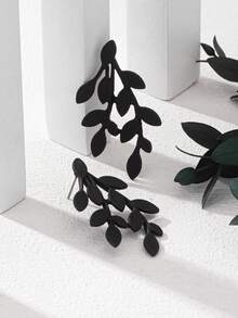 Leaf Design Stud Earrings - Yellow Gold - View 4