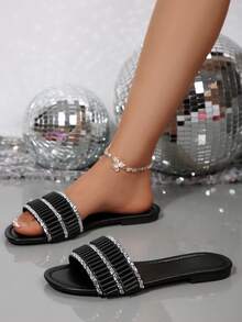 Sandales plates femme à enfiler, style mode plage, ornées de strass et de perles de luxe. Design classique français confortable et décontracté. Sandales femme à bout ouvert avec perles, pour tenues printemps été - Noir - Voir 3