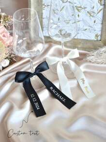 [Premium Individualisiert] Personalisierter Weinglas Schleife & Champagnerflöten Namensetiketten | Exklusive Satinschleife Platzkarten | Stilvolle Getränkedekoration Set | Geeignet für Partys/Geburtstage/Hochzeiten/Jahrestage/Valentinstag/Muttertag/Abschlussfeiern Geschenke | Geschenk für Freundin/Familie/Freunde/Kollegen "Personalisierte Schleifen, Hochzeitsschleifen, Platznamenaufkleber, Hochzeitsaufhänger-Schleifen, Individuelle Namensplatzkarten-Schleifen für Hochzeiten und Veranstaltungen, Bunt, Süß, Niedlich, Lustig, Kawaii, Y2K, Stilish, Unisex, Lässig, Individuell, Personalisiert, Einzigartig, Maßgeschneidert, Ideale Geschenke für ihn, Ideale Geschenke für sie, Sie, Freund, Freundin, Familie, Freunde, Schulmaterial, Schulanfang, für das Büro, für die Schule, für den Klassenraum, für Lehrergeschenke, für die Universität, für Kollegen, für Wohnheimzimmer, für Lehrer, für Jungen und Mädchen, für Teenager, Sekundarschüler, Gesamtschüler, Oberschüler, Studenten, Erstklässler, Sophom