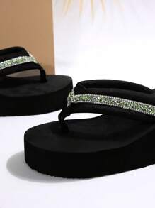 Sandales à semelle épaisse pour femmes, Nouvelles sandales d'été 2025 noires avec brides croisées, glissantes. Sandales plates de style casual pour l'extérieur