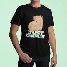 Playera Para Caballero Diseño Capibara Just Chillin Disponible en Blanco y Negro - Negro - Ver 3