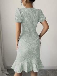 Abito da donna elegante in stile primavera estate 2025, con texture jacquard, colore tinta unita, collo rotondo, volant, maniche a palloncino, lunghezza media