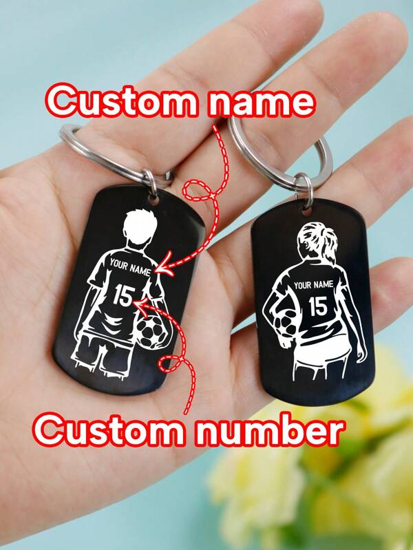 1/2 Personalisierter Fußball Schlüsselanhänger - aus rostfreiem Stahl, individualisiert mit Name und Nummer, Cartoon Sport Design, ideal für Athleten und Fans, perfekt als Geburtstagsgeschenk oder Geschenk zum Schulanfang