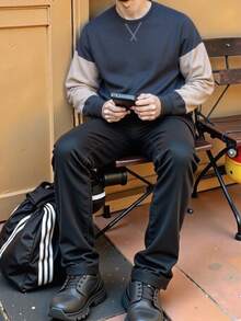 Sudadera informal de polar con cuello redondo para hombre, suéter sencillo con bloques de color para hombre, sudadera holgada con forro y bloques de color para hombre con un forro interior cálido, parte de nuestra colección otoño/invierno, adecuada para viajes y uso diario. - Gris - Ver 4