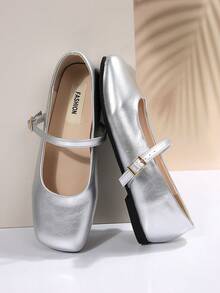 Damskie balerinki z ozdobnymi klamrami w kolorze srebrnym, modne i eleganckie, idealne na wiosnę, jesień, zimę i wszystkie pory roku. Gumowa podeszwa z właściwościami antypoślizgowymi i odpornymi na zużycie zapewnia komfort. Idealne do noszenia w pracy, na uczelnię, do domu, w podróży, na eleganckie okazje itp. Klasyczne, miękkie i wygodne, idealne na co dzień. - Srebro - Zobacz 3