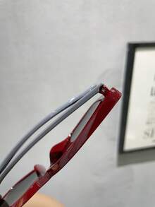 1副休闲女士猫眼大框红色时尚眼镜，适合日常通勤、夏季海滩装扮、夏季海滩度假街头摄影、户外活动和旅行。