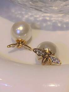 1 Pair Retro Elegant Bee Design Faux Pearl Stud Earrings, Fashion Jewelry Gift Suitable For Women Daily And Party Occasions
