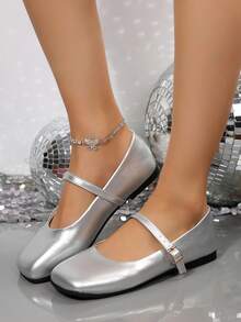 Damskie balerinki z ozdobnymi klamrami w kolorze srebrnym, modne i eleganckie, idealne na wiosnę, jesień, zimę i wszystkie pory roku. Gumowa podeszwa z właściwościami antypoślizgowymi i odpornymi na zużycie zapewnia komfort. Idealne do noszenia w pracy, na uczelnię, do domu, w podróży, na eleganckie okazje itp. Klasyczne, miękkie i wygodne, idealne na co dzień. - Srebro - Zobacz 6