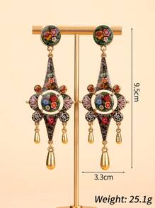 This Is A Pair Of Uniquely Designed Earrings, Featuring A Vibrant Enamel Craft With Floral Patterns, Paired With Gold-Tone Metal And Teardrop-Shaped Pendants. The Earrings Have An Artistic And Luxurious Style, Suitable For Pairing With Vintage Or -Inspired Outfits Such As Bohemian Maxi Dresses Or Retro Printed Frocks. These Earrings Can Help Showcase Your Personalized And Fashionable Taste At Art Exhibitions, Music Festivals, And Special Themed Parties.