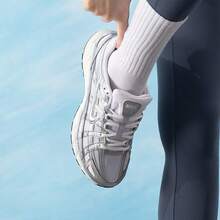 Nike 2026 夏季新款女款透气轻便缓震网面复古跑步鞋休闲运动鞋时尚厚底运动鞋 BV1021-106 - 銀 - 查看 4