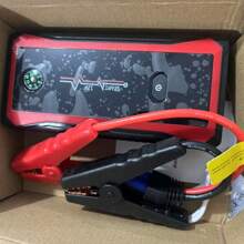 بادئ تشغيل السيارة، شاحن بطارية السيارة، بنك طاقة بادئ التشغيل (يصل إلى 10 لتر بنزين أو 8.5 لتر) مع شاحن محمول، ضوء طوارئ LED، مطرقة، بوصلة