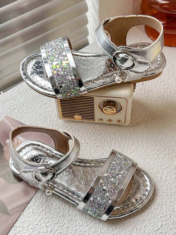 Ein Paar wunderschöne und elegante Mädchen Sandalenmodell 2025, Kinderprinzessinnen-Schuhe, Urlaubs- und Lässig bequeme Baby-Sandalen, und kleine Mädchen-Sandalen