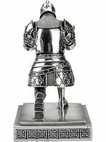 King's Guard Knight - Soporte para bolígrafos, organizadores de computadora y accesorios, soporte para lápices de resina como regalo con un abridor de letras de espada de metal para oficina y : Oficina y papelería - Plata (chapado) - Ver 3