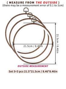 3 قطع دائرية فاخرة من نمط القصر البني، شكل خشبي مزيف، إطارات تطريز ريترو باستخدام تقنية الغرز المتقاطعة، أطواق تنجيد مزودة بخطاطيف للتعليق، متوفرة ب- 7 مقاسات، مصنوعة من مواد ABS و PVC عالية الجودة، يمكن استخدامها كتعليقات للهواتف والمفاتيح والحقائب وديكورات الملابس والمنزل والسيارة