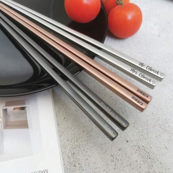 Set di bacchette personalizzate e colorate, regalo personalizzato per gli amanti del sushi, set di posate in acciaio inossidabile inciso, confezione regalo, regalo commemorativo per lui e per lei