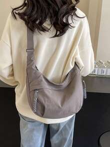 lulu kewen 这款时尚多彩的尼龙防水单肩包采用简约休闲的学院风设计，配有宽肩带和多个拉链开口，适合学生、购物、日常使用，也是一款很棒的学生单肩包。 - 灰色 - 查看 5