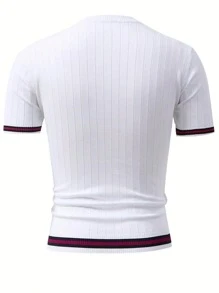 Maglietta a girocollo bianca a maniche corte in maglia uomo - Disegno a costine verticali - Orlo e polsini con righe rosse e nere - Comoda e di stile per uso casual quotidiano