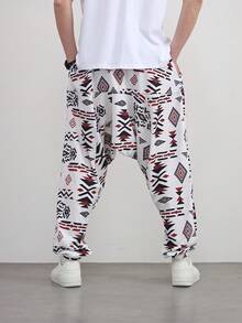 1 件男士宽松几何印花哈伦裤，休闲海滩度假风格