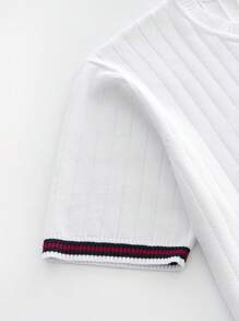 Maglietta a girocollo bianca a maniche corte in maglia uomo - Disegno a costine verticali - Orlo e polsini con righe rosse e nere - Comoda e di stile per uso casual quotidiano
