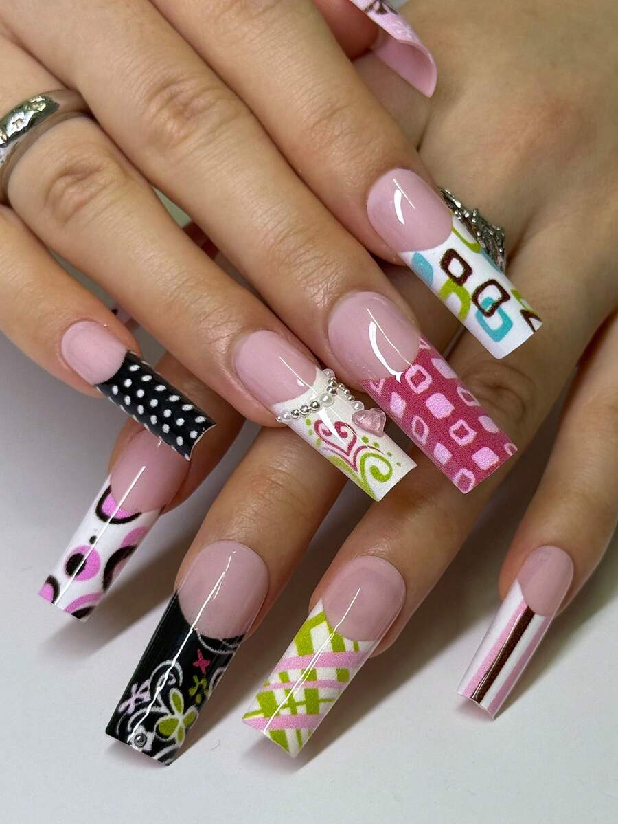 24 片长方形按压式指甲礼盒复古回忆 Y2K 指甲手绘爱心色方形蓝粉色条纹黑白斑点刷涂鸦儿童趣味充满不对称图案夏日绿色印花野花设计适合女性和女孩日常法式假指甲带果冻胶 1 片摩擦条 1 片美甲用品指甲