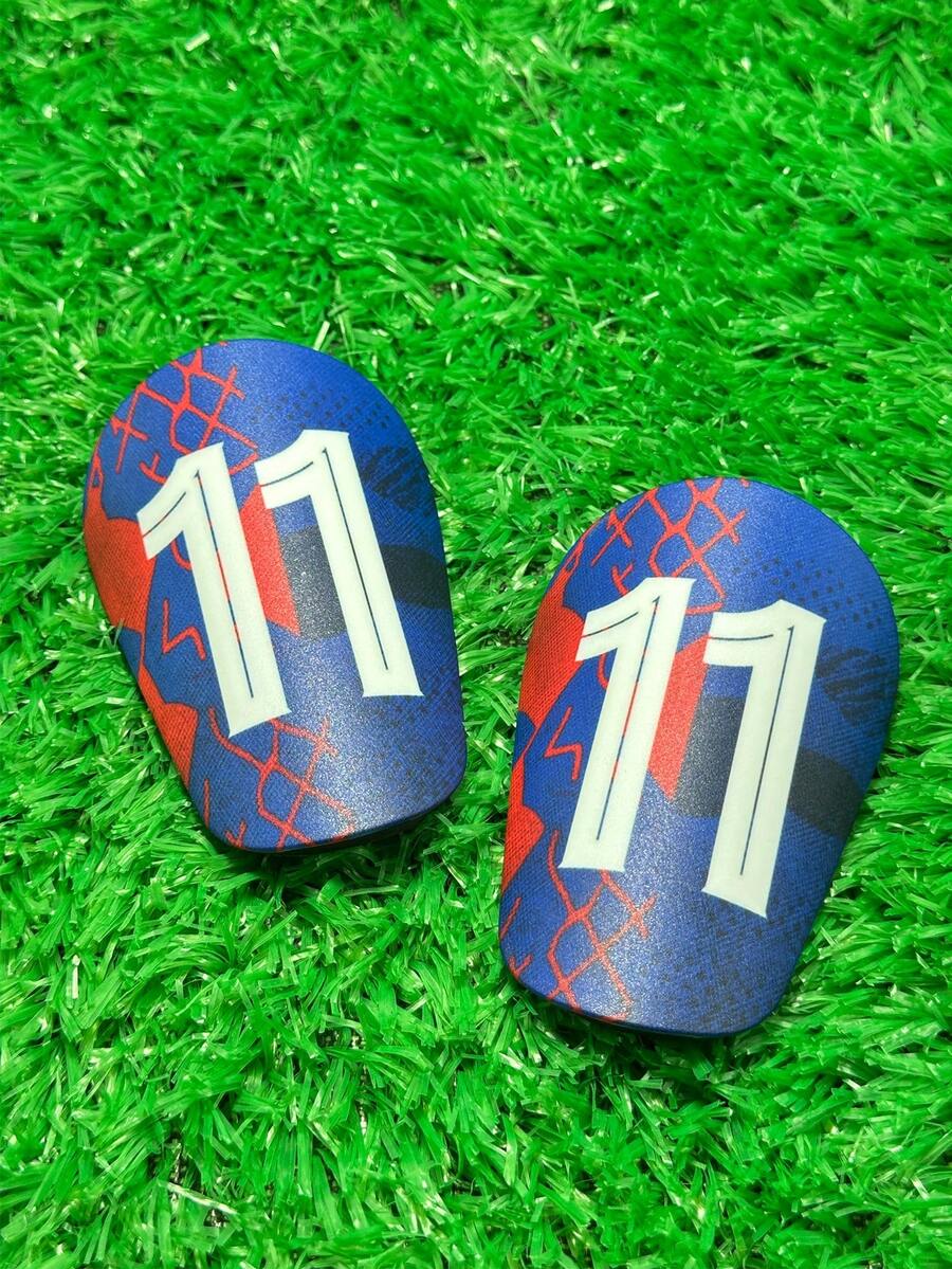 1 对 10x6cm 可拆卸足球护腿板，采用 EVA+PBT 高弹性材料制成