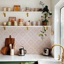 梦幻少女风格，轻盈浪漫的粉色系，色调柔和细腻。防水耐热，自粘背衬，易于粘贴，点亮空间氛围。梦幻粉色瓷砖贴纸为家居装饰注入甜蜜活力，适用于厨房、浴室、卧室等场景，尤其适合春夏季节装饰，也是新房布置和节日点缀的理想之选。房间装饰壁纸、墙纸、个性化贴纸、墙面装饰、墙贴、墙贴